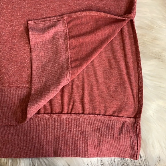 alo yoga • alolux glimpse long sleeve split tee - Picture 7 of 9